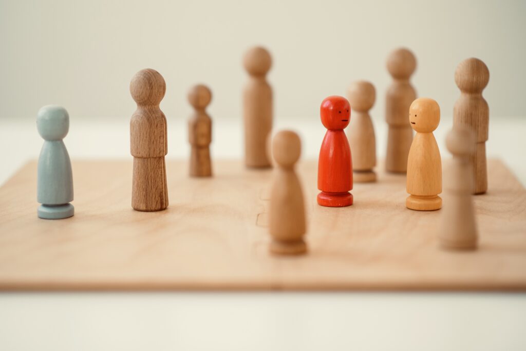 Die Idee hinter Sentalis wird durch die Interaktion der Holzfiguren als Symbol für Zusammenarbeit und dynamische Beratung dargestellt.